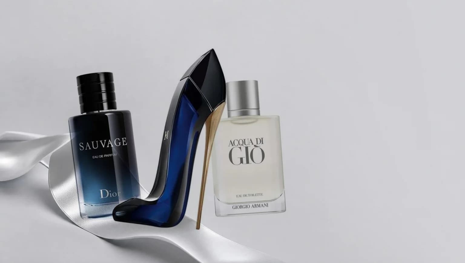 Perfumes Sauvage, Good Girl e Acqua di Gio sobre pódio com fita de cetim